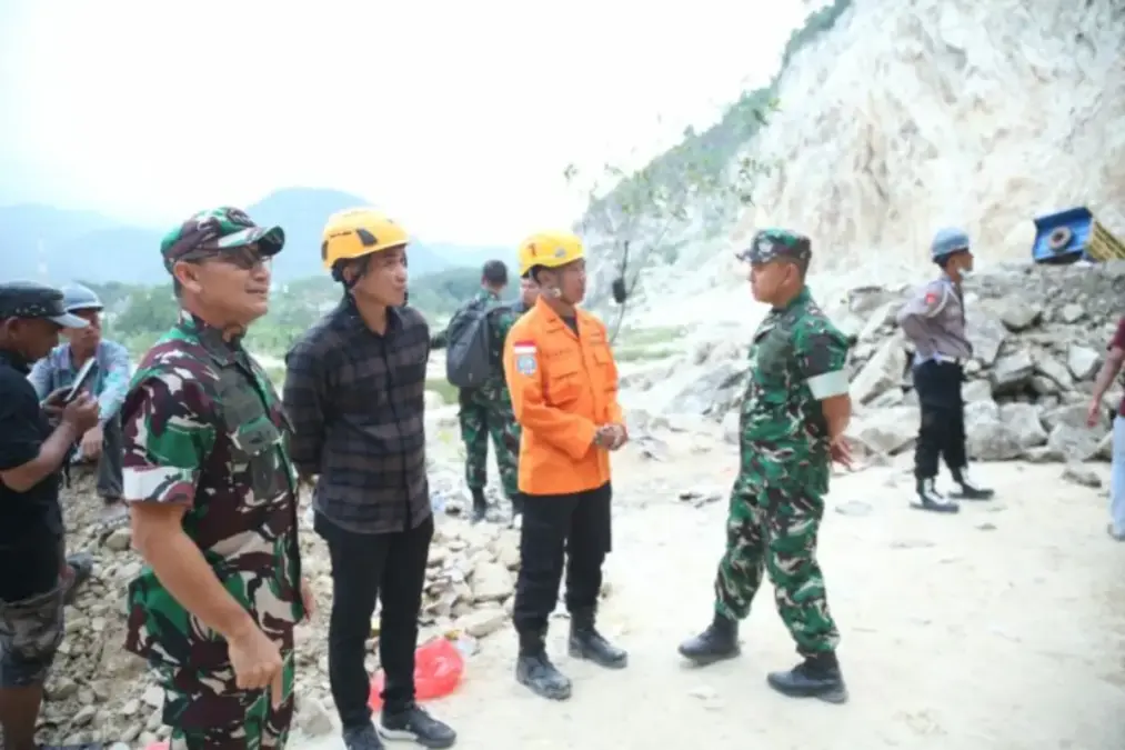 Longsor kawasan tambang gunung kuda cirebon
