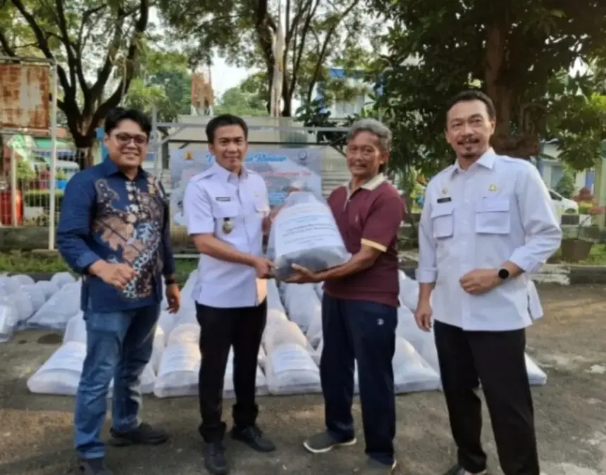 Wabup Cirebon Jigus serahkan indukan ikan nila