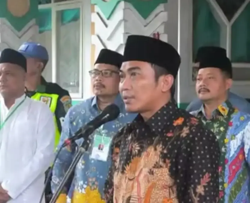Wakil Bupati Cirebon H Agus Kurniawan Budiman melepas calon haji