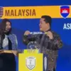 Erick Thohir ikut melakukan pengundian grup turnamenASEAN U-23 Championship Mandiri Cup 2025