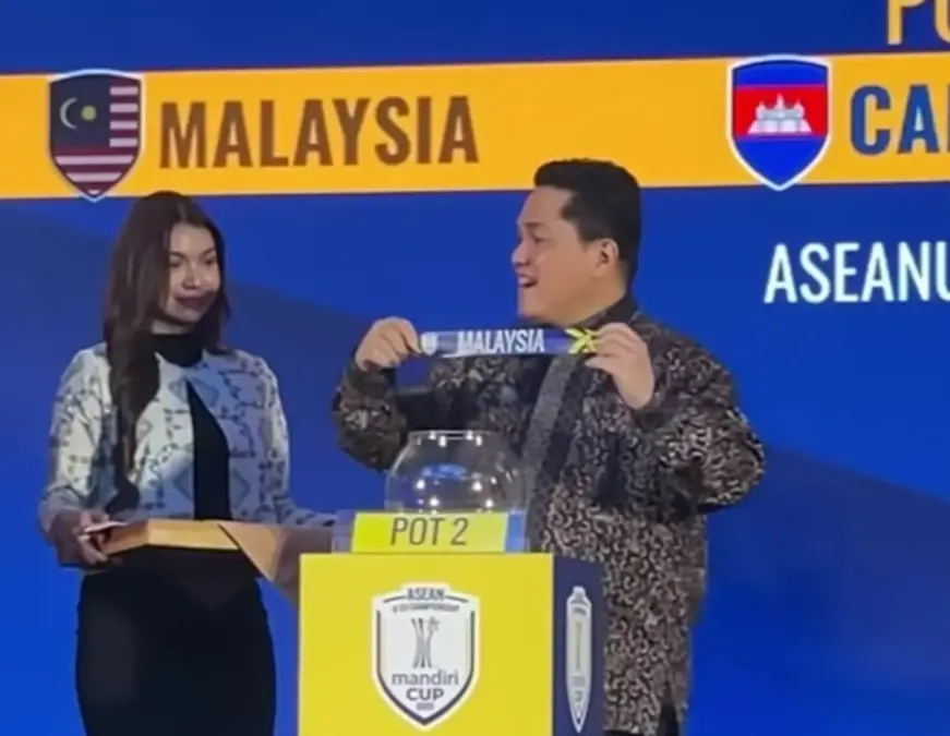 Erick Thohir ikut melakukan pengundian grup turnamenASEAN U-23 Championship Mandiri Cup 2025