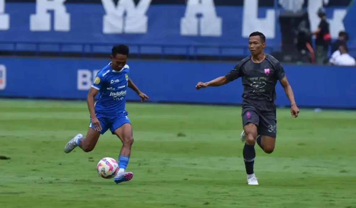 Persib unggul sementara pada babak pertama atas Persis Solo dalam laga pamungkas Liga 1