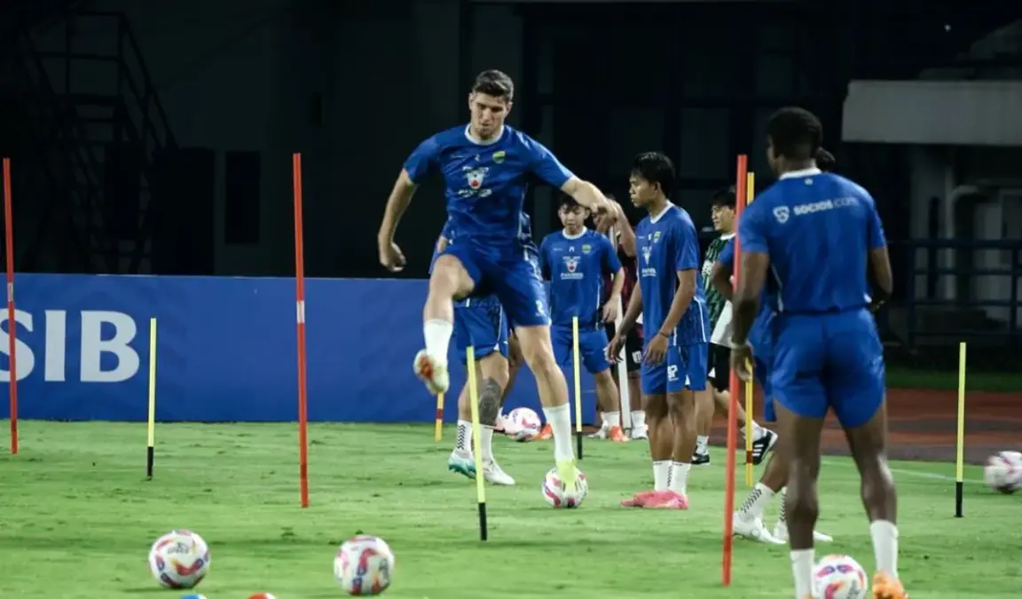 Bek Pesib Nick Kuipers absen saat lawan Persita