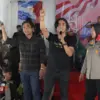 Penyanyi Charly Van Houten meramaikan pagelaran seni di sentra pasar batik