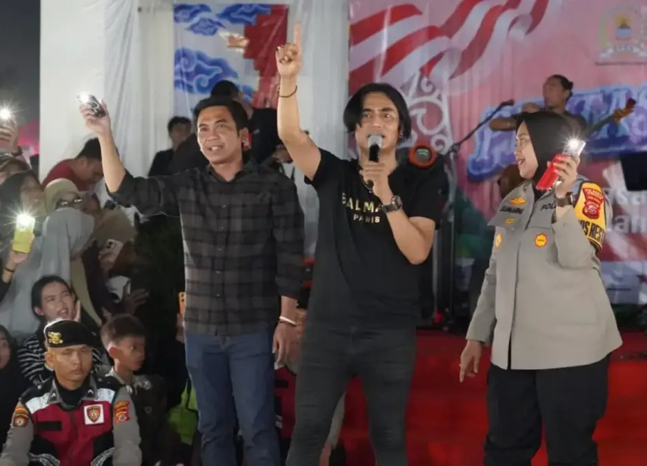 Penyanyi Charly Van Houten meramaikan pagelaran seni di sentra pasar batik