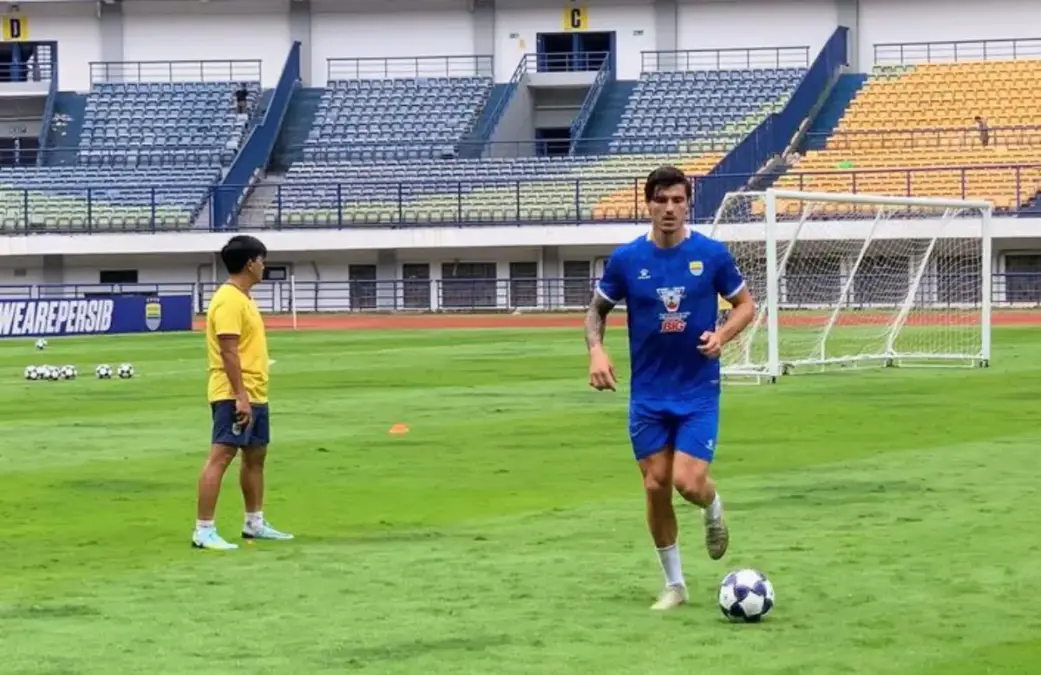 Penyerang Persib Sergio Castel jalani sesi latihan perdana di GBLA