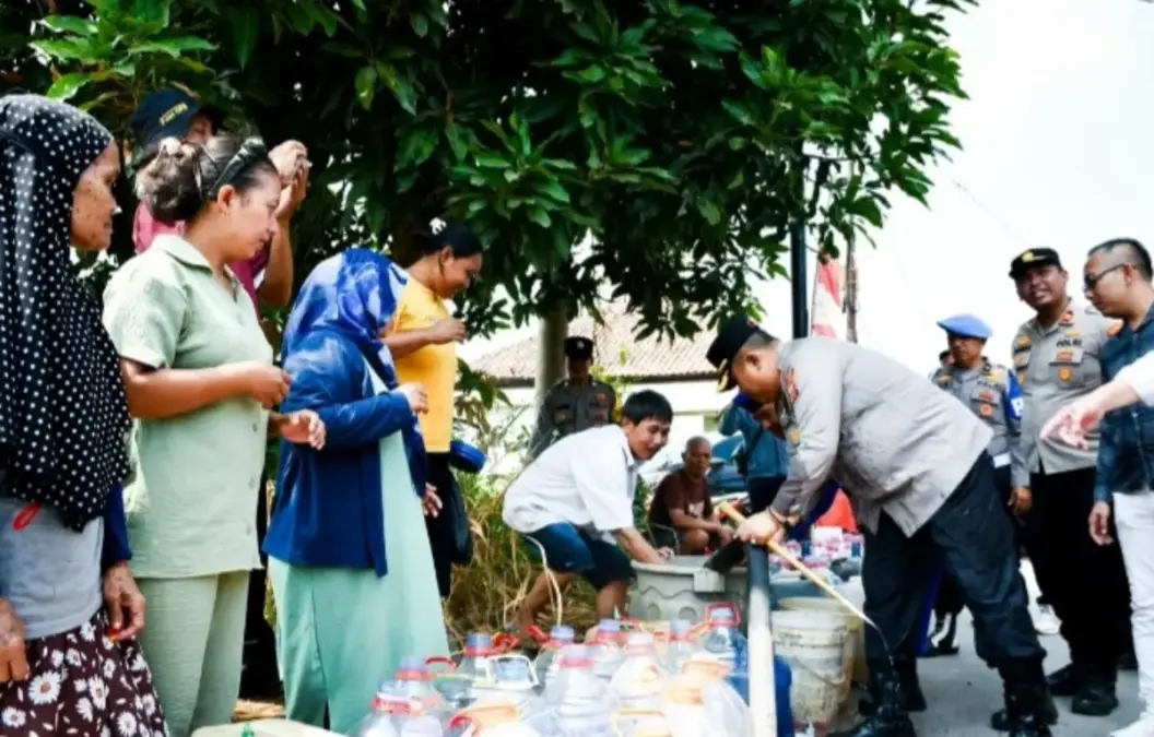 Bukan Bubarkan Massa! Kapolresta Cirebon Imara Kerahkan Water Canon untuk Salurkan Air Bersih Kapolresta Cirebon salurkan air bersih
